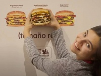バーガーキングが大きさを強調するため、あえて実物大のハンバーガーの看板を設置