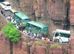 【中国】「こんなとこではヤメて！」世界で最も危険な渋滞