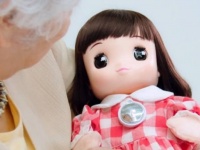 AIで顔を判別、甘え上手なシニア向けおしゃべり人形が販売開始