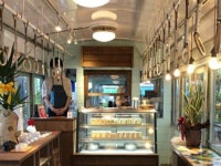 路面電車の中は、フルーツサンド屋さん！？　福岡・大牟田駅にあるお店がユニークでかわいい