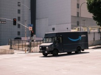 運送会社の賃金格差。UPSの賃金が明らかになり、転職を考えるAmazonのドライバーが続出