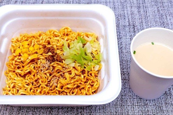 「札幌みそラーメン風」は新登場の「白湯スープ」付き!