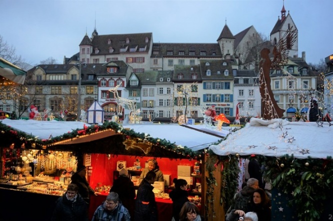 スイス最大級 バーゼルの色と光に満ちたクリスマスマーケット デイリーニュースオンライン