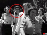 タイムトラベラー？1938年の映像に携帯電話で話しているっぽい女性の姿を確認