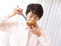 結婚後の週末は「家で夕飯を食べたい」or「同僚と飲みに行きたい」、88.5％の男子が選んだ理想は？