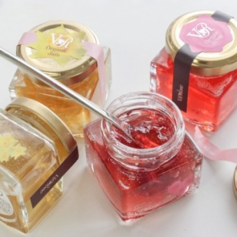 いつもの一杯にプラス。小瓶にバラを詰め込んだシロップ＆ジャム
