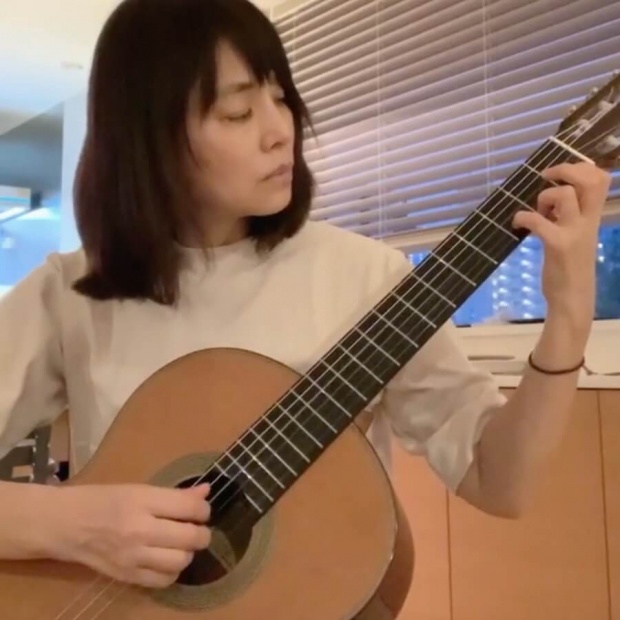 石田ゆり子のクラシックギター演奏動画に大反響「めちゃくちゃ癒される」