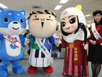 （左から順に）「カス丸」と「家康くん」、「直虎ちゃん」、伊藤晏那さん（写真は2017年3月21日撮影）