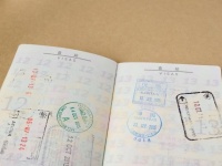 「トランジットで寄った空港で、間違えて入国。初めての飛行機、初めての海外、パニックに陥っていると...」（神奈川県・40代女性）