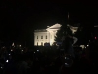 トランプ氏当選確実で、クリントン支持者がホワイトハウスで「反トランプ」コール
