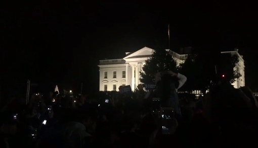 トランプ氏当選確実で、クリントン支持者がホワイトハウスで「反トランプ」コール