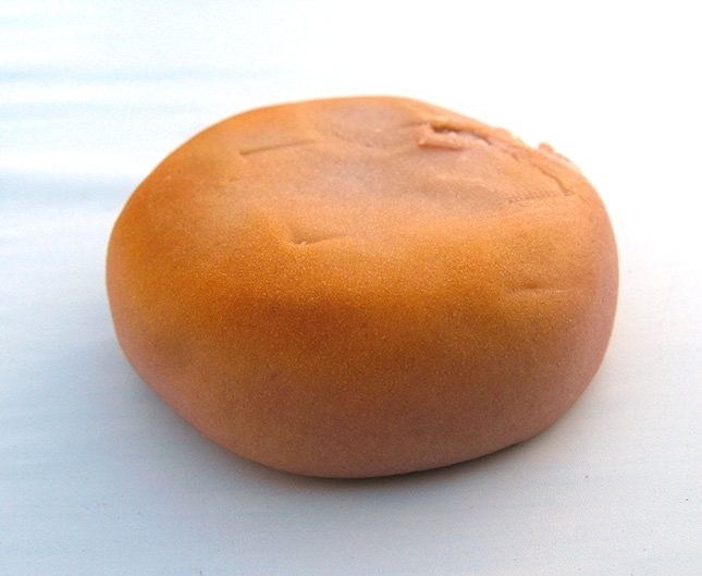 開封する際、表面が少し傷ついてしまった。食べるときは慎重に