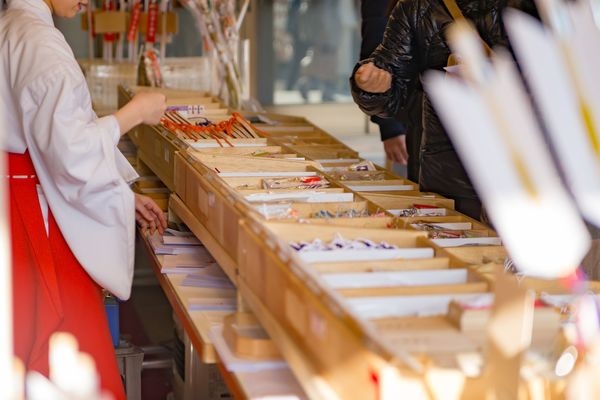 年末におすすめのバイト3）初詣客をもてなす巫女さんのバイト