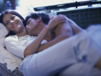 やっぱイチャイチャしてぇ!?　「淡泊な彼女」VS「濃厚な彼女」、男性が好きなのはどっち？