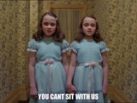 イギリスで最も呪われたホテルで、映画『シャイニング』の双子そっくりの幽霊がライブカメラにとらえられる