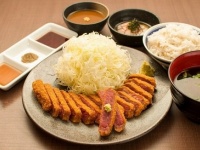 牛ロースカツ京玉膳（京玉付）、1380円（税抜き）