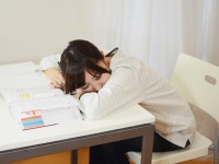 朝は眠いけど……現役大学生の「1限取得率」は何％？ 1限の単位を落としたことがある人は？