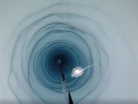 南極の分厚い氷の下で謎の生命体が発見される
