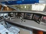 まさか！　新幹線運転士が両足を投げ出して運転！