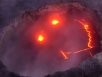 【不気味かわいい】火山の中に偶然ニコニコマークが出現！撮影者もびっくり！