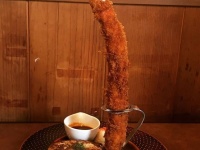 そびえ立つエビフライとハンバーグのセット（神戸ハンバーグウエストのInstagram