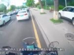 渋滞にしびれを切らし、歩道を爆走してしまう迷惑ドライバー。