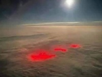 パイロットが見た驚愕の光景。雲を通して大西洋の海が赤く光る