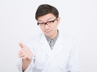 弁護士に聞いた！ 医学部の学生は友だちを診察していいの？