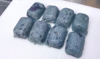 コレジャナイ感が半端ない...　ブルーベリーを潰して「蒸しパン」を作った結果がこちらです