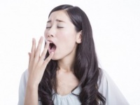 仕事中は気をつけて！　「あくび」を止める方法3選