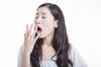 仕事中は気をつけて！　「あくび」を止める方法3選