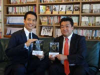 稲村徹也氏(写真右)と中谷彰宏氏(写真左)