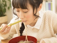 どんぶりに毛!?　男性が、女性の長い髪を「鬱陶しいなぁ」と思う瞬間4選