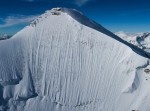 【動画】ほぼ垂直の斜面を滑り降りるびっくりスキーヤー！
