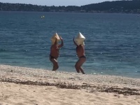 なぜバレないと思った？ブイに変装して海で泳いだ男性、罰金刑になるも「後悔はしていない」（フランス）