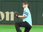 ノーバンなるか！？　吉岡里帆がポニーテール姿で始球式！