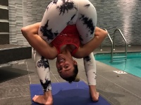 お騒がせ歌手、マイリー・サイラスが自慢のヨガポーズでヒラリー支持を訴える画像が話題に