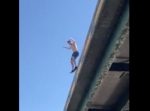 勢いよく橋から川にダイブした男性。 驚きのものを持って浮上してきた！