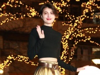 セクシーな衣装で登場