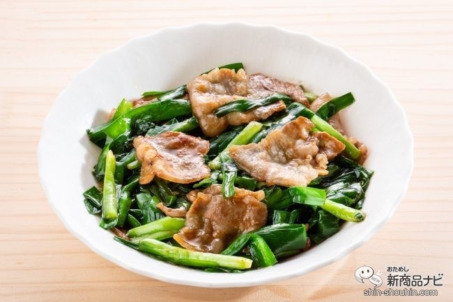 白いお皿に盛り付けられた豚バラ肉とニラ