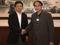 福永暢彦・木村屋総本店副社長（左）と筆者