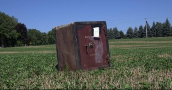 畑のど真ん中に金庫が放置されていたという未解決ミステリー（アメリカ）