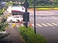 不運は連鎖するが不幸中の幸い。バイクを運転していた女性、車にはねられた直後マンホールの中に落ちる（中国）