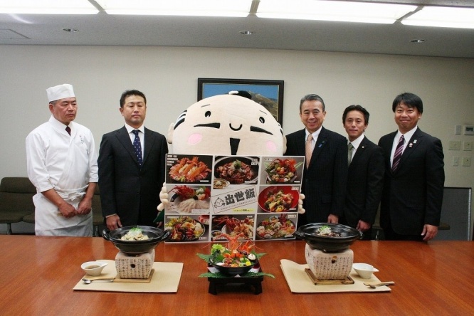 出世飯をＰＲする家康くんと市長たち（浜松市プレスリリースより）