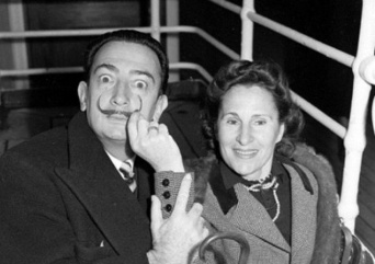鬼才、サルバドール・ダリとダリの愛したガラ・エリュアールの白黒写真（1930年代から1960年代）