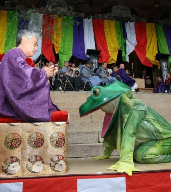町を巡る「巨大カエル」、徹夜で踊り続ける4日間、火の粉舞う大松明...　大迫力に圧倒される〝日本の祭〟3選【2026年夏編】