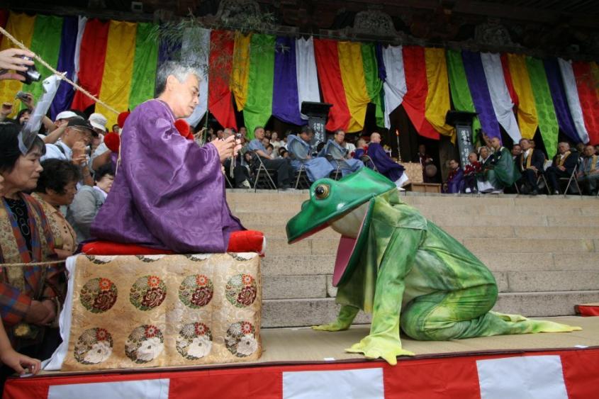 町を巡る「巨大カエル」、徹夜で踊り続ける4日間、火の粉舞う大松明...　大迫力に圧倒される〝日本の祭〟3選【2026年夏編】