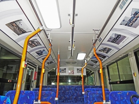 写真が飾られた車内