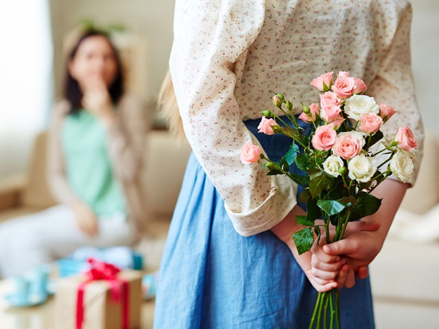 母に花束を贈る娘