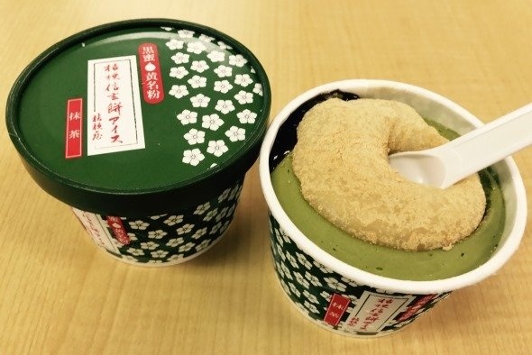 きなこをまぶした信玄餅の下に抹茶アイス、中から黒蜜がしみ出てくる（写真はJタウンネット編集部撮影）